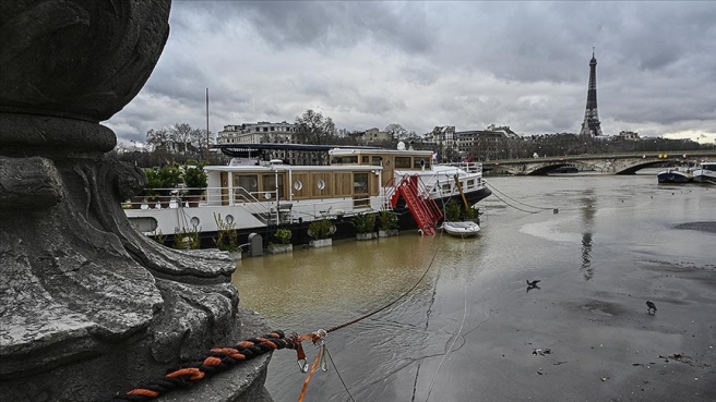 Fransa'nın başkenti Paris'te şiddetli yağış ve fırtına etkili oldu