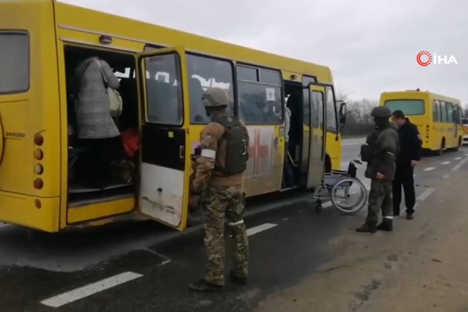 Rus kuşatması altındaki Mariupol’den tahliyeler zorlu koşullar altında sürüyor